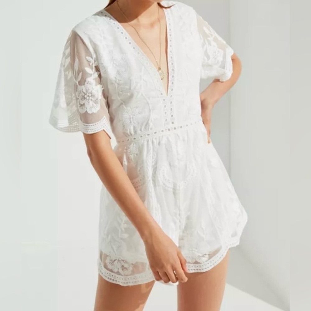VESTIQUE white lace plunge linned romper size small.